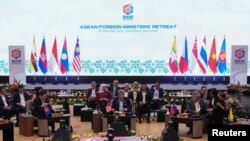၂၀၂၅ ခုနှစ်၊ ဇန်နဝါရီလ ၁၉ ရက်နေ့တွင် မလေးရှားနိုင်ငံ Langkawi ကျွန်းတွင် ကျင်းပပြုလုပ်တဲ့ အာဆီယံနိုင်ငံခြားရေးဝန်ကြီးများ အစည်းအဝေးပွဲမှာ မလေးရှားနိုင်ငံခြားရေးဝန်ကြီး Mohamad Hasan မိန့်ခွန်းပြောနေစဉ်။ (Azneal Ishak/Pool via REUTERS)