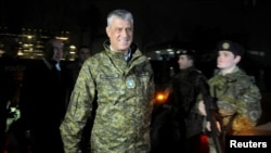Predsednik Kosova Hašim Tači prolazi pored vojnika KBS tokom ceremonije osnivanja vojske u Prištini, 14. dembar 2018. (Foto: Reuters)