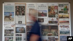 Naslovne strane primeraka dnevnika "Orindž kaunti redžister" u redakciji lista u Santa Ani, u Kaliforniji (Foto: AP)