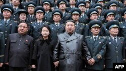 김정은(앞줄 가운데) 북한 국무위원장이 딸 김주애(앞줄 왼쪽 두번째)와 함께 23일 국가항공우주기술총국을 방문해 군사정찰위성 발사 관련 과학자, 기술자, 간부 등을 격려하며 기념촬영하고 있다. 조선중앙통신이 다음날(24일) 공개한 사진.