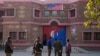 Polisi berkumpul di luar kantor polisi di distrik Nankana, Pakistan di mana tersangka penista Al-Qur'an diseret oleh ratusan massa dan digantung, Minggu (12/2). 