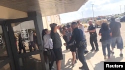 Ljudi beže iz bioskopa u Odesi, u Teksasu, 31. avgust 2019