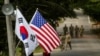 Bendera Korea Selatan dan Amerika berkibar di Yongin, Korea Selatan, 23 Agustus 2016. Korea Selatan mengatakan bahwa informasi dalam dokumen rahasia AS yang konon bocor “tidak benar” dan “direkayasa.”(Foto: via Reuters)