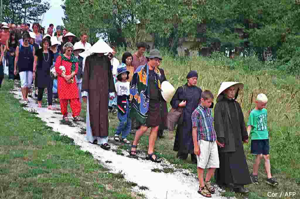 သူတည်ထောင်ခဲ့တဲ့ ဇီးတောကျောင်းတိုက် အနှစ်၂၀ ပြည့်အထိမ်းအမှတ်နဲ့ ၂၀၀၂ခုနှစ်မှာ လမ်းလျှောက်ရင်း တရားမှတ်တဲ့ချီတက်ပွဲတခုကို ဦးဆောင်နေတာဖြစ်ပါတယ်။ ဒီကျောင်းကို ၁၉၈၂ခုနှစ် ပြင်သစ်နိုင်ငံ အနောက်တောင်ဒေသက ဘော့ဒိုးမြို့အနီးမှာ ဆရာတော် တည်ထောင်ခဲ့တာဖြစ်ပါတယ်။ အဲဒီကျောင်းမှာပဲ ခန္ဓာမှာသတိမြဲခြင်း Mindfulness ကို ဟောကြားခဲ့တာဖြစ်ပြီး အခုဆိုရင်တော့ ဒီသဘောတရားကို တကမ္ဘာလုံးက နားလည်နေကြပြီဖြစ်ပါတယ်။ ဇီးတောကျောင်းတိုက်ဟာ အနောက်တိုင်းမှာ “အကြီးမားဆုံးနဲ့ အစွဲဆောင်ဆုံး ဗုဒ္ဓဘုန်းကြီးကျောင်းတဆောင်” ဖြစ်လာပြီး ကမ္ဘာတဝှမ်းက ထောင်နဲ့ချီတဲ့လူအရေအတွက်ဟာ နှစ်စဉ်နှစ်တိုင်း တရားကျင့်ဖို့ရောက်လာတဲ့ နေရာတခုဖြစ်ပါတယ်။