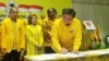 Ketua Umum Partai Golkar Airlangga Hartarto menandatangani pakta integritas dengan Komisi Pemberantasan Korupsi (KPK) untuk wujudkan kepala daerah bebas korupsi, Senin 19/2. (Foto dok: Fathiyah/VOA)