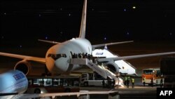 일본과 한국 국적자 등이 탑승한 일본 항공자위대 KC767 공중급유·수송기가 21일 도쿄 하네다 공항에 착륙했다.