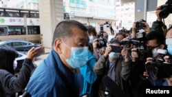 Penguasa media Jimmy Lai Chee-ying, pendiri Apple Daily, melapor ke kantor polisi di Hong Kong, China 2 Desember 2020. (Foto: REUTERS/Lam Yik)