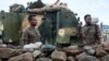 Tentara Ethiopia beristirahat di depan pintu masuk pos Batalyon ke-5 Komando Utara Tentara Ethiopia di Dansha, Ethiopia, 25 November 2020. (Foto: EDUARDO SOTERAS / AFP)