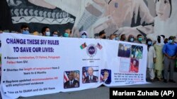 Sejumlah mantan penerjemah Afghan untuk milter AS berdemo di depan Kedutaan Besar AS di Kabul, Afghanistan, 25 Juni 2021. Pemerintah AS akan mengevakuasi 2.500 warga Afghanistan yang bekerja untuk militer AS ke pangkalan militer di Virginia. (Foto: AP)