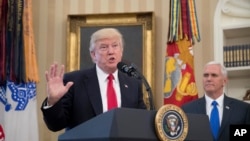 Shugaban Amurka Donald Trump da mataimakinsa Mike Pence tsaye a gefensa
