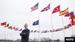 Generalni sekretar NATO-a, Jens Stoltenberg ispred zastava 29-članica najvećeg odbrambenog saveza na svetu