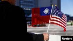 A demonstrator holds flags of Taiwan and the United States in support of Taiwanese President Tsai Ing-wen in Burlingame, California, Jan. 14, 2017. 