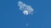 Puing-puing balon mata-mata yang diduga milik Cina tampak berhamburan jatuh ke laut setelah ditembak jatuh di lepas pantai di Pantai Surfside, Carolina Selatan, AS 4 Februari 2023.