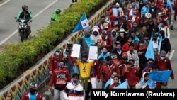 Sejumlah serikat buruh berpawai menuju Istana Kepresidenan untuk demo memprotes pengesahan Undang-Undang Cipta Kerja, Jakarta, Kamis, 8 Oktober 2020. (Foto: Willy Kurniawan/Reuters)