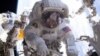 Astronot perempuan NASA, sedang melakukan spacewalk, Maret 2017. 