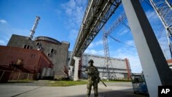 Російський військовий на території Запорізької атомної електростанції, 1 травня 2022 р. (AP Photo, File)