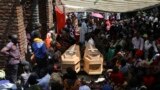 Des proches pleurent Florence Masika et son fils Zakayo Masereka, lors de leurs funérailles à Nyabugando, en Ouganda, le dimanche 18 juin 2023.