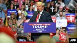Mantan Presiden AS dan calon presiden 2024 Donald Trump berbicara selama rapat umum kampanye di Van Andel Arena di kota Grand Rapids, Michigan, Sabtu 20 Juli 2024.