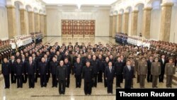 북한 김일성 주석 사망 27주기를 맞아 김정은 국무위원장이 8일 0시 금수산태양궁전을 찾았다고, 관영 조선중앙통신이 전했다.