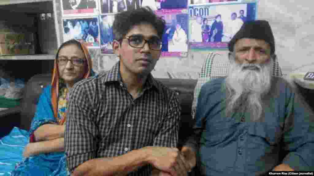 عبدالستار ایدھی کی ’وائس آف امریکہ‘ کے نمائندے کے ساتھ یادگار تصویر
