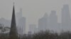 Asap polusi udara menyelimuti distrik keuangan di kota London, terlihat dari Bukit Primrose (foto: dok). 