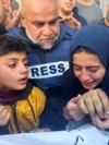 Palestinski novinar Wael Al-Dahdouh grli članove porodice dok prisustvuju sahrani njegovog sina, novinara Hamze Al-Dahdouha, nakon što je ubijen u izraelskom napadu, u Rafahu u južnom pojasu Gaze, 7. januara 2024. godine.