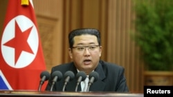 김정은 북한 국무위원장이 29일 평양 만수대의사당에서 열린 최고인민회의 제14기 제5차 회의 이틀째 시정연설을 하고있다.