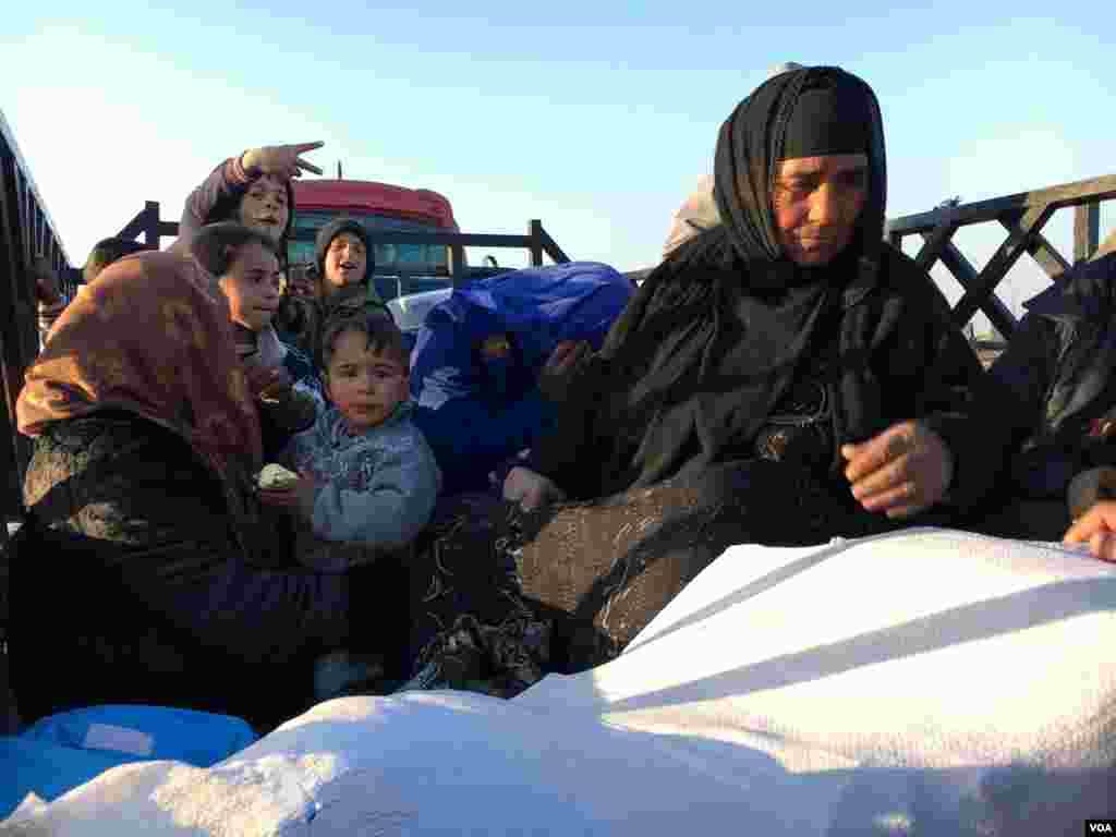 Wasu mata da yara a Mosul. Ranar 23 ga watan Fabrairu, 2017. (K. Omar/VOA)