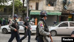 မတ်လ ၁၂ ရက်နေ့က တွေ့ရတဲ့ လုံခြုံရေးရဲများ 
