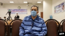Jamshid Sharmahd menghadiri persidangan atas kasusnya di Teheran, pada 6 Februari 2022. (Foto: Koosha Mahsidi Falahi/Mizan News Agency/AFP)
