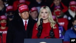 Foto Achiv: Donald Trump ap suiv pandan pitit fi li, Ivanka Trump, pale pandan yon miting politik nan vil Kenosha, eta Wisconsin, 2 Nov. 2020. 