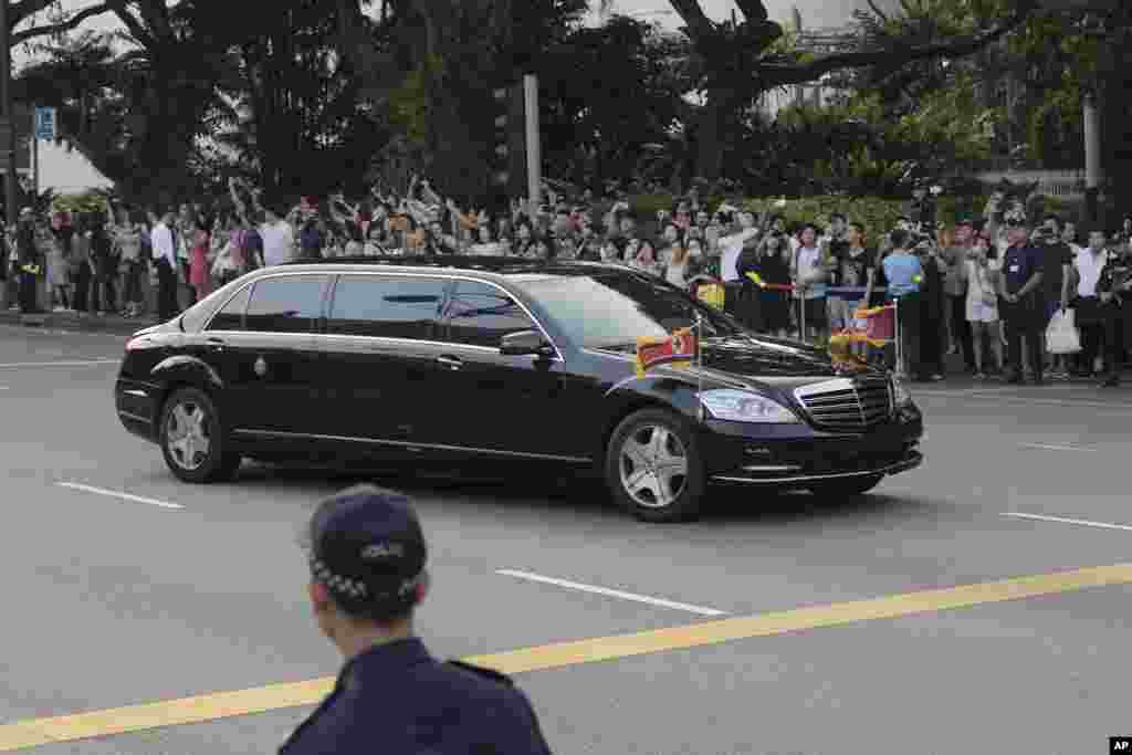 Motar limousine ta Kim Jong Un ta isae Istana, fadar shugaban kasa a Singapore, Yunu 10, 2018, domin ganawa da Firai minista Lee Hsien Loong kafin taron koli da shugaba Donald Trump