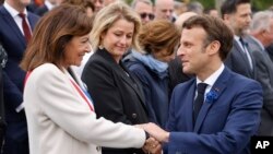 Gradonačelnica Pariza An Idalgo i predsednik Emanuel Makron u Parizu 8. maja 2021 na ceremoniji obeležavanja 77 godina od kraja Drugog svetskog rata. (Foto: AP/Ludovic Marin)