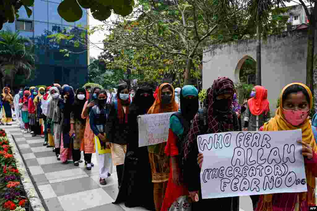 پولیس نے کشیدہ صورت حال پر قابو پانے کے مظاہرین پر لاٹھی چارج کیا اور کم از کم 18 طلبہ کو حراست میں لیا ہے۔ 