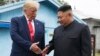 Foto Achiv: Prezidan Donald Trump bay lanmen ak lid Kore di No a Kim Jong Un, 30 Jyen 2019.