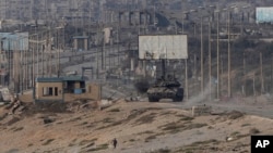 Seorang warga Palestina melarikan diri dari tank Israel di Jalur Gaza tengah pada Minggu, 9 Juni 2024. (Foto: AP)