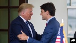 Presiden AS Donald Trump dan PM Kanada Justin Trudeau dalam pertemuan di Gedung Putih, 20 Juni 2019 (foto: dok). 