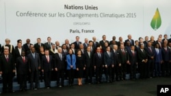 Para pemimpin negara-negara di dunia berfoto di depan mimbar COP21, KTT Perubahan Iklim di Le Bourget, luar Paris, (30/11).