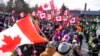 Lapolis Kanadyen Arete Manifestan ki te sou Pon Ameriken-Kanadyen an
