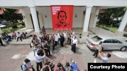 Aksi Solidaritas Wartawan untuk Udin saat meluncurkan simbol perjuangan ungkap kasus terbunuhnya wartawan Fuad Muhammad Safruddin atau Udin, di kompleks DPRD Provinsi DIY. (Foto: Dok)