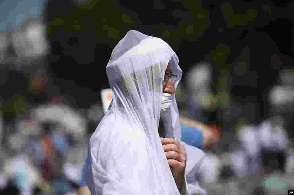 ایک اندازے کے مطابق نمازِ جمعہ میں تقریبا ایک ہزار سے زائد نمازی شریک ہوئے۔ 