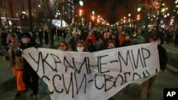 Demonstran melakukan protes antiperang menentang invasi Rusia ke Ukraina di ibu kota Moskow (24/2).