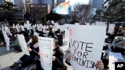 Sejumlah warga menggelar aksi bersama mendukung feminisme di Seoul, Korea Selatan, pada 12 Februari 2022. (Foto: AP/Ahn Young-joon)