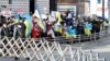 Aksi protes warga Ukraina yang tinggal di Jepang di dekat Kedutaan Besar Rusia di Tokyo, 23 Februari 2022. (JIJI PRESS / AFP)