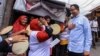 Anies Baswedan (kanan), ketika melakukan kampanye untuk pemilihan gubernur DKI Jakarta pada 17 Januari 2017. (Foto: Antara via Reuters)