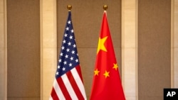 Zastave Sjedinjenih Država i Kine postavljene pred sastanak sekretarke za finansije SAD Dženet Jelen i zamenika kineskog premijera He Lifenga, u Pekingu, 8. jula 2023.