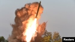북한이 지난 2019년 시험발사했다며 공개한 초대형 방사포 사격 장면 (자료사진)