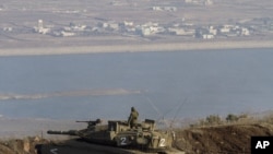 Wata motar yakin Isra'ila kennan girke a bakin iyakar Isra'ila da Syria. 