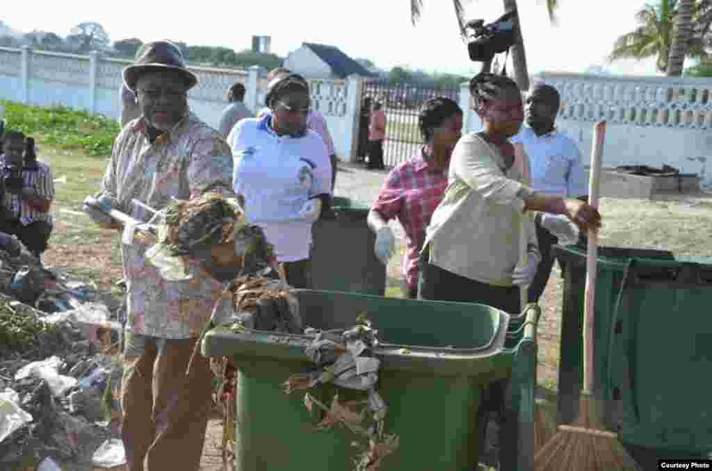 Shugaban Kasar Tanzania John Magufuli ya jagoranci wani aikin tsabtacen kasar a bikin tunawa da ranar samun 'yancin kai karo na 54.