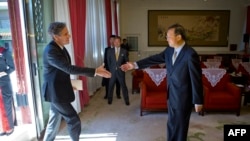 མགོ་ཁྲིད་མི་སྣ་གཉིས་༢༠༡༥ལོར་ཐུག་འཕྲད་བྱེད་སྐབས་ཀྱི་པར། 